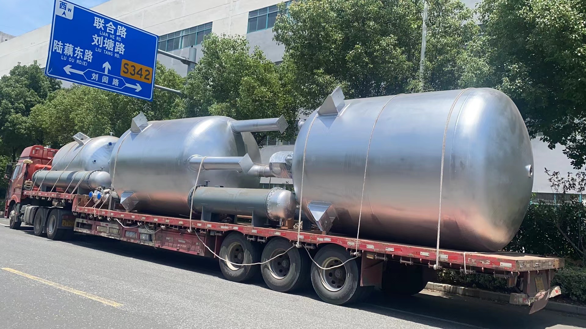 三臺不銹鋼反應釜，六臺列管冷凝器發(fā)往江西